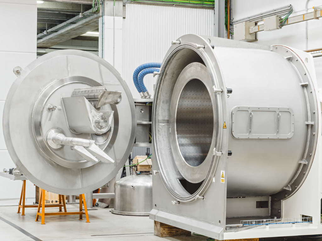 Horisontal particentrifuge med automatisk udledning, specielt fremstillet til kemiindustrien.