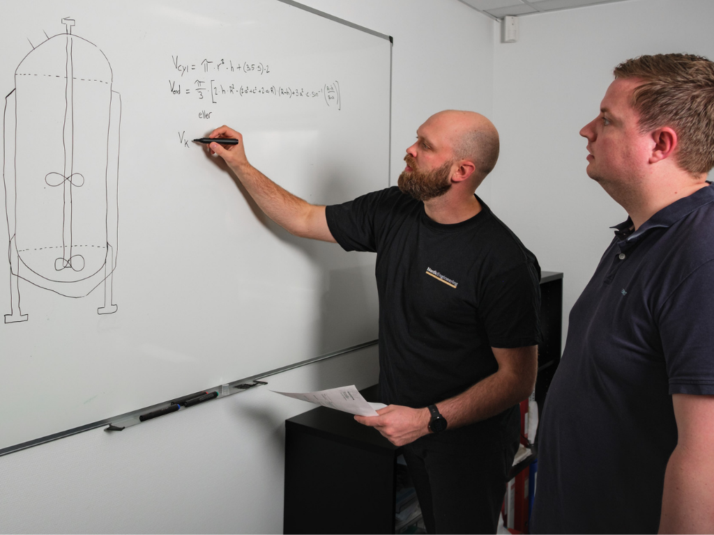 Specialister hos Nordic Engineering designer og beregner systemløsning; tank med røreværk/tank unit.